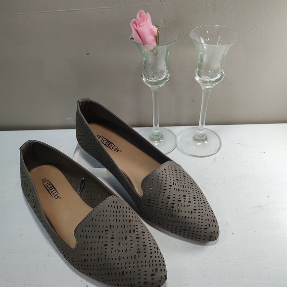 Seychelles pointy toe flats olive green punched open design Size 6.5 Womens - Picture 2 of 13
